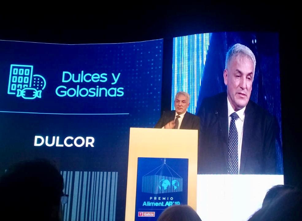 AgenciaProCba's tweet photo. Se entregaron los galardones de https://t.co/Y7nP3husLD a las empresas que exportan alimentos. 
¡Felicitamos a #Dulcor que fue premiada en la categoría Dulces y Golosinas!. 🎉🙌 
Mira la nota aquí 👉https://t.co/MYRiw197Cq

@Expo_Alimentar @BancoGalicia https://t.co/hMqqL3OOgu