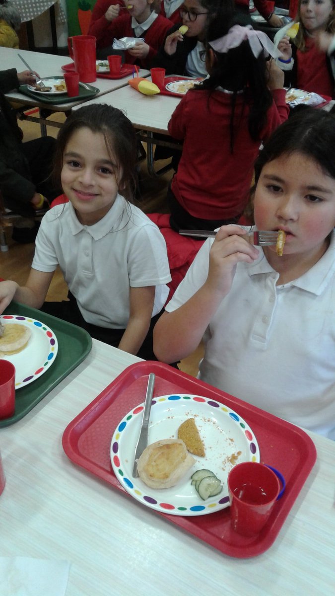MissHartKMPA's tweet photo. Bonfire theme lunch, yum yum! Juniors are loving their burgers and rocket lollies! #themelunch #exciting @kestrelmead https://t.co/Bs7eZMwDbA