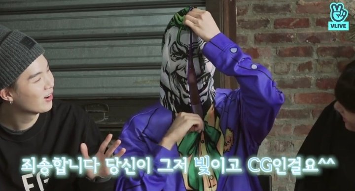 mlyiie's tweet photo. O Seokjin com moletom do coringa no Run BTS de hj amo demais esse neném 
#MAMAVOTE #BTS @BTS_twt https://t.co/tVDfm5KgvG