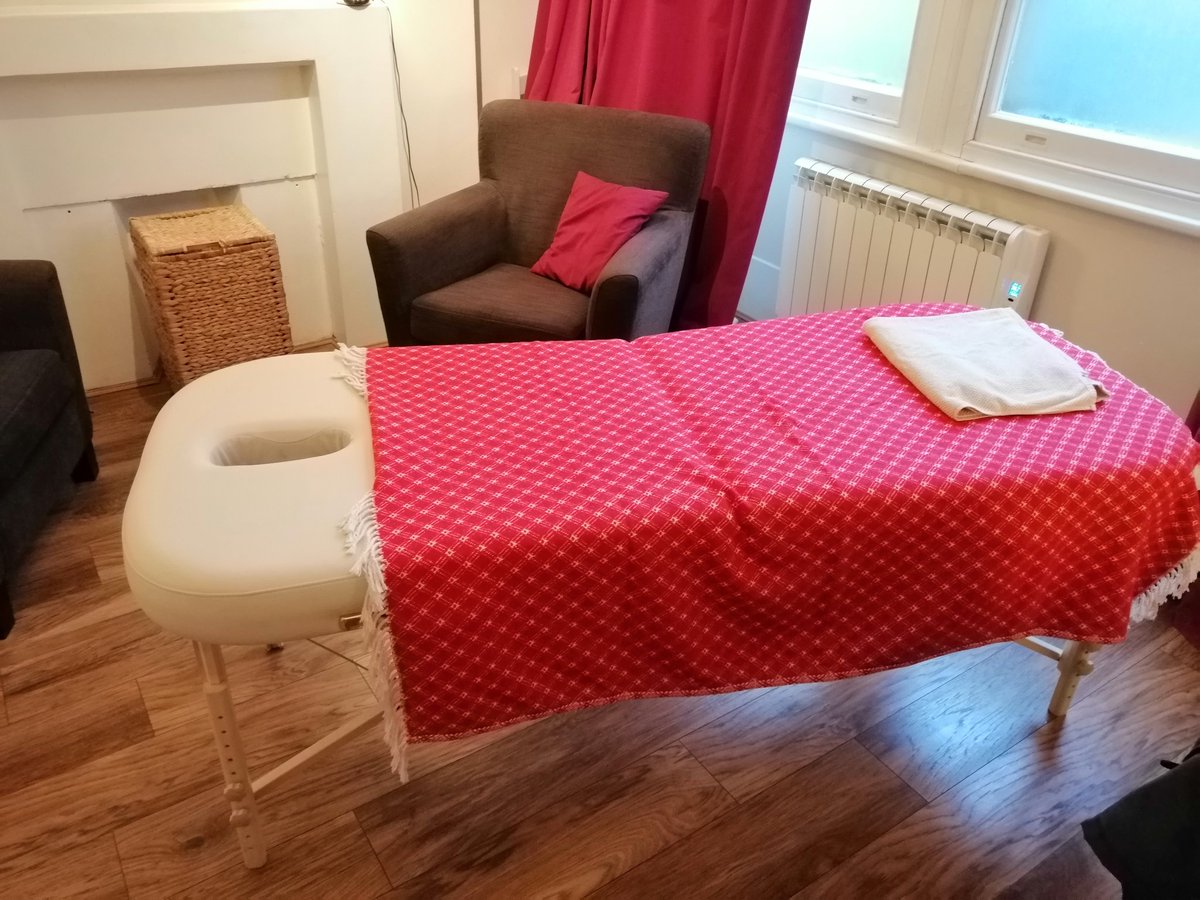 SportsMassage74's tweet photo. Strange colours in treatment room today. 
#notchristmas #sportsmassage #sportsstretching #deeptissuemassage #recovery #postrun #runningsofinstagram #strange #holborn https://t.co/0685lGs9mH