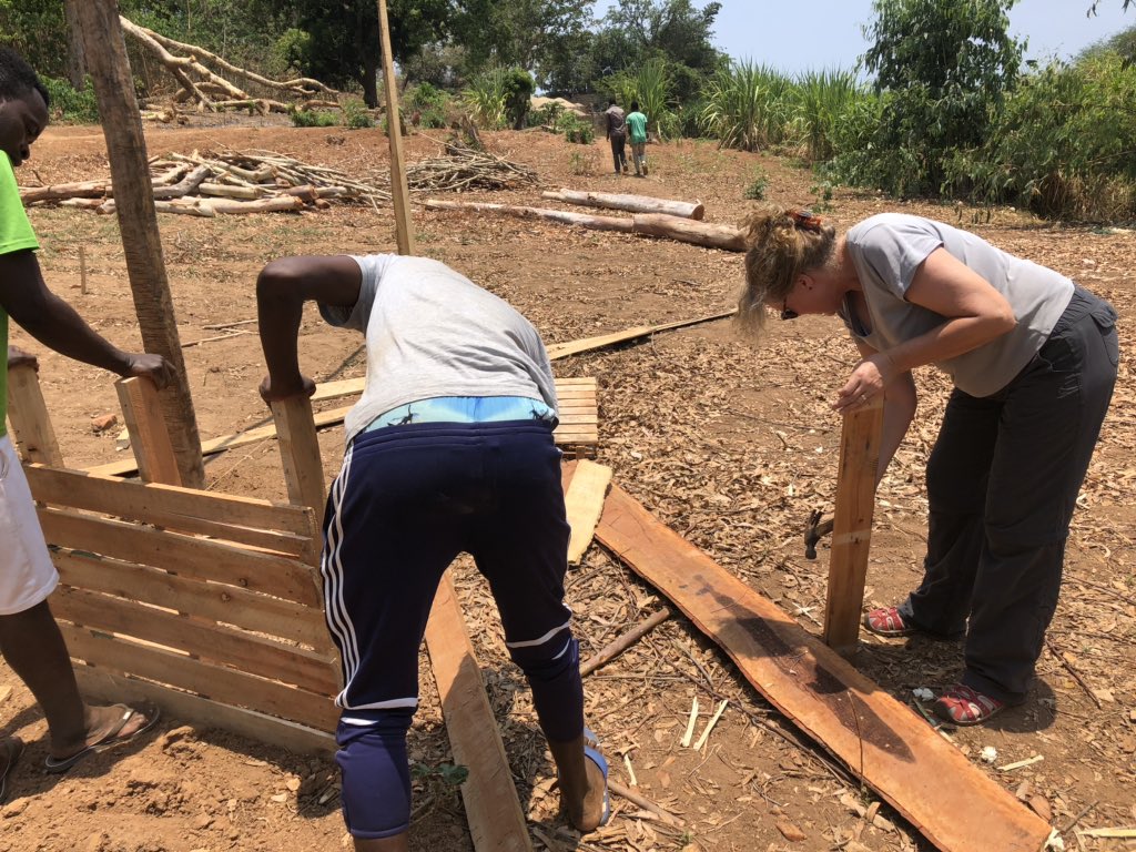 hopemalawiuk's tweet photo. #HopeCommunityFarm #ChickenBusiness construction underway. Community volunteers are working hard and gifting their skills to help support the farm and other community projects sustainable. Thank you @alternative_ltd @CBSA_UK @CSGArt #community of #Diddlebury & @poblgroup staff https://t.co/cD6aEHtpdq