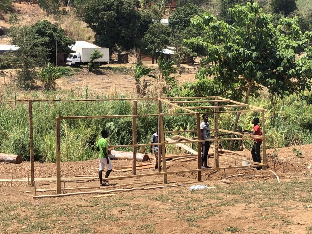 hopemalawiuk's tweet photo. #HopeCommunityFarm #ChickenBusiness construction underway. Community volunteers are working hard and gifting their skills to help support the farm and other community projects sustainable. Thank you @alternative_ltd @CBSA_UK @CSGArt #community of #Diddlebury & @poblgroup staff https://t.co/cD6aEHtpdq