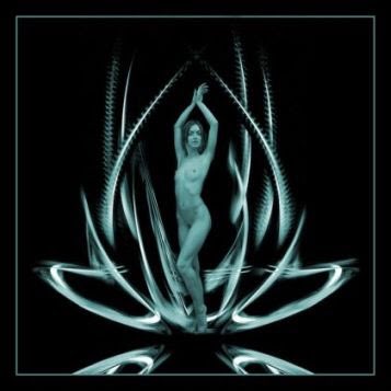 Nirgends, Geliebte, wird Welt sein, als innen. Unser Leben geht hin mit Verwandlung. Und immer geringer verschwindet das Außen.

Rainer Maria Rilke