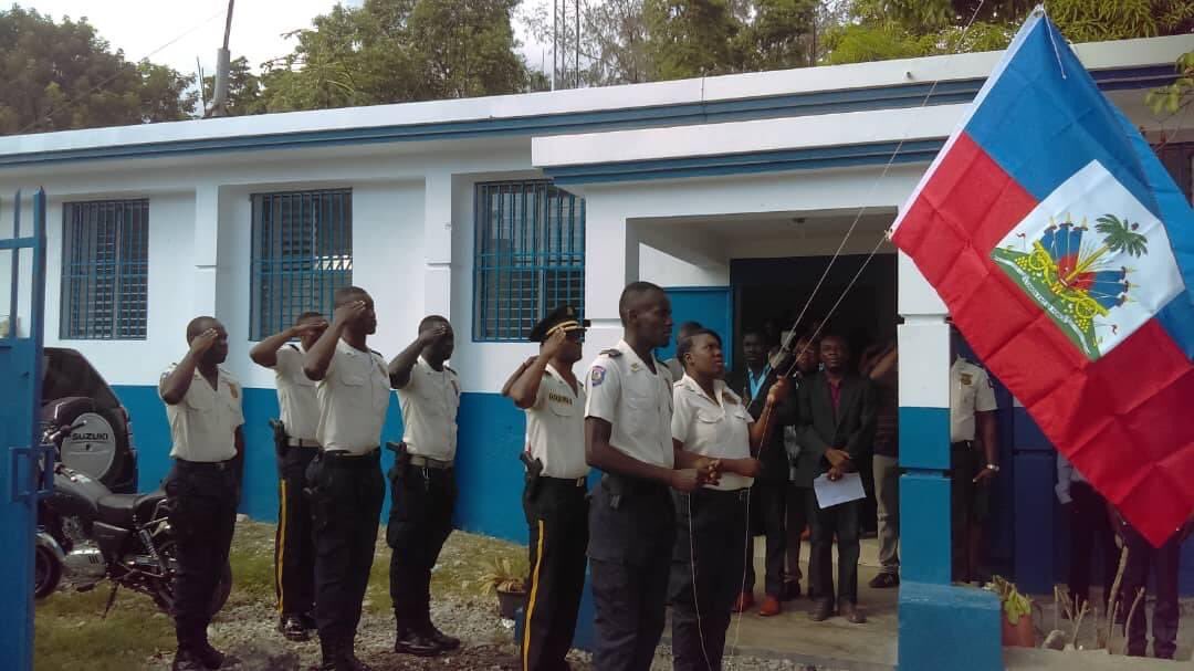 JacmelThe's tweet photo. La PNH a repris le contrôle du commissariat de police de marigot. https://t.co/NXI6IXCe5M