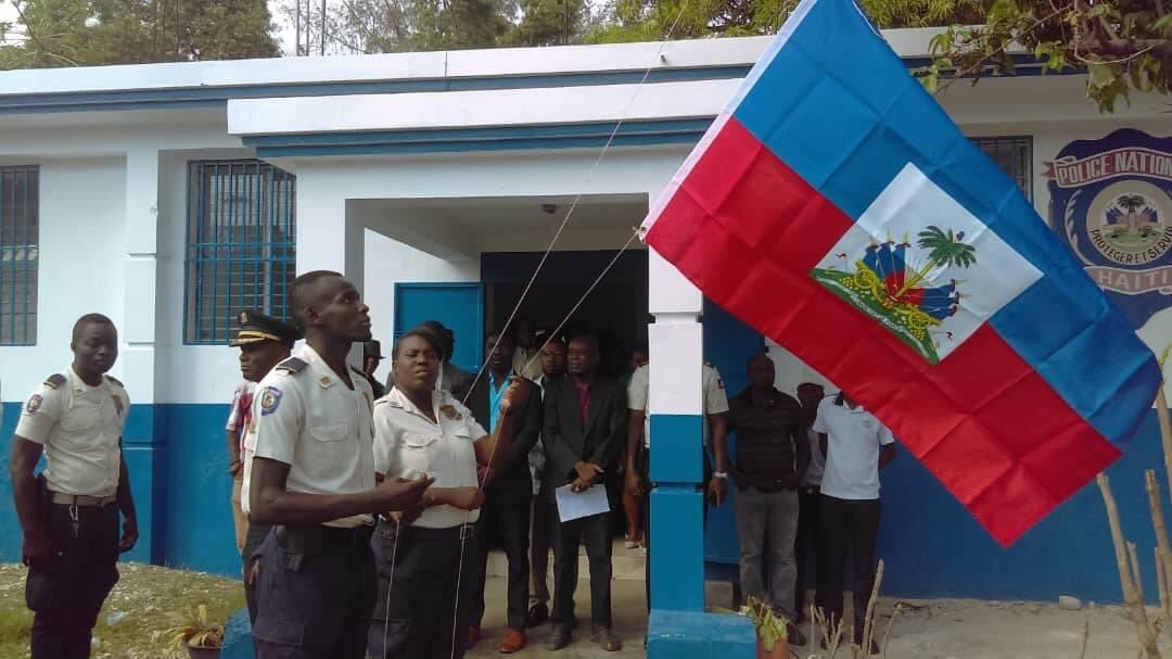 JacmelThe's tweet photo. La PNH a repris le contrôle du commissariat de police de marigot. https://t.co/NXI6IXCe5M