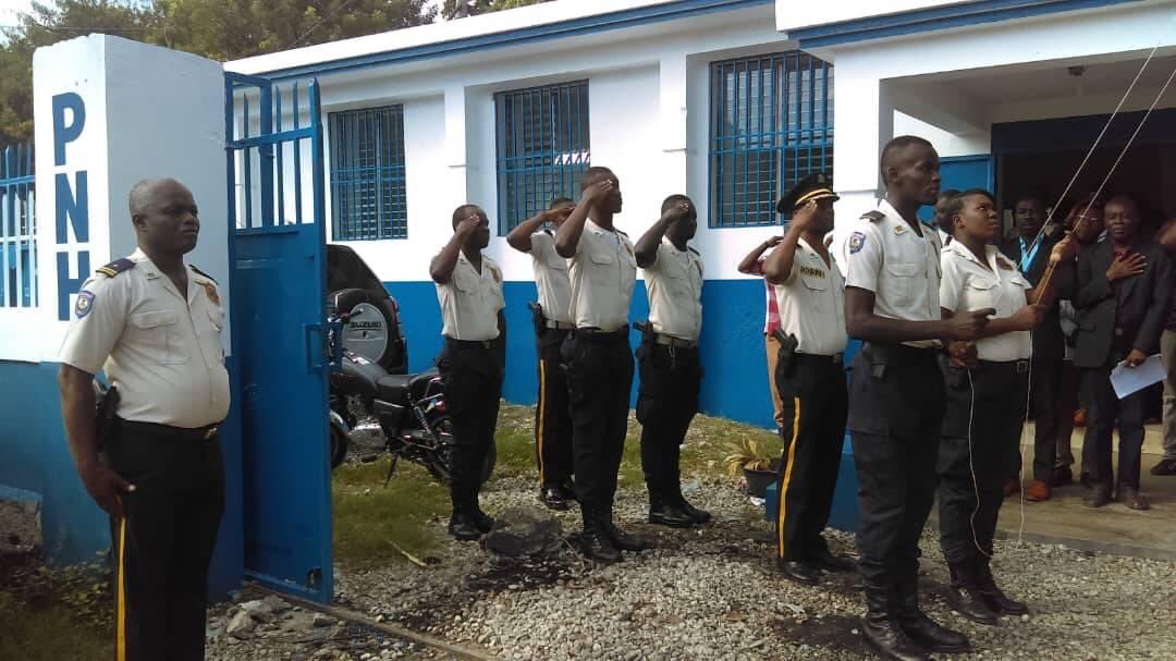JacmelThe's tweet photo. La PNH a repris le contrôle du commissariat de police de marigot. https://t.co/NXI6IXCe5M
