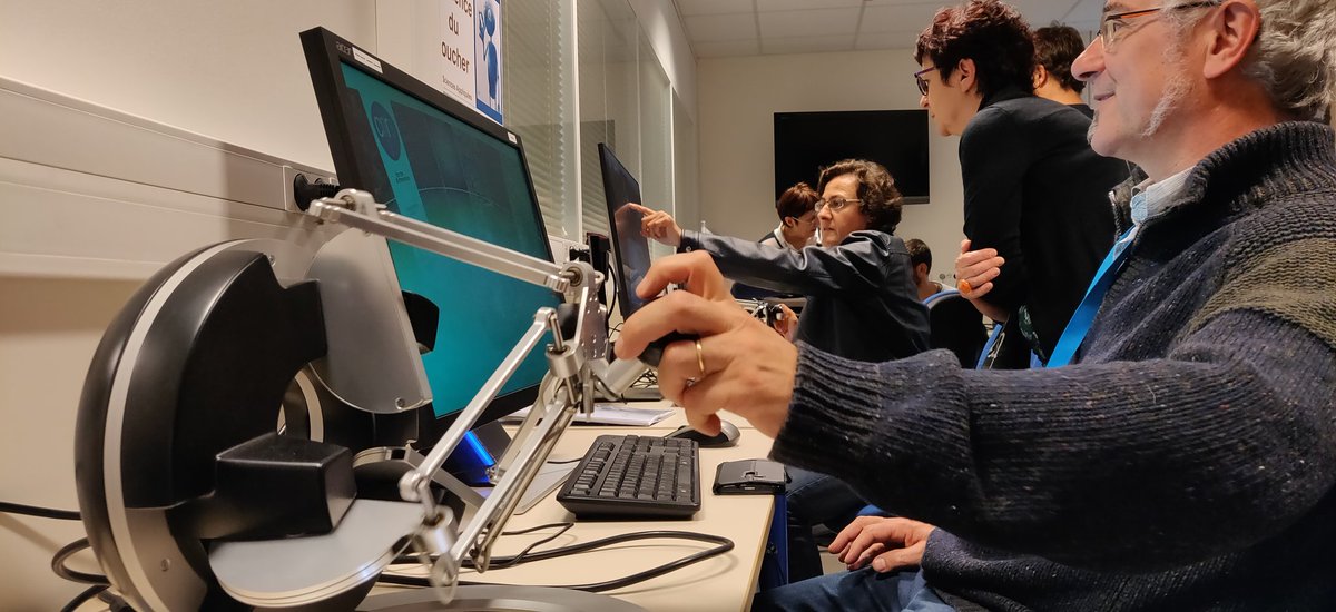 Hauteurs_UGA's tweet photo. Visite de la plateforme Nanomonde au CIME Nanotech, qui fait partie du réseau Grenoblois des plateformes pédagogiques équipées de stations d'apprentissage énactif, ici à des échelles nanométriques, notamment grâce à l'haptique #FormIDEX https://t.co/HGEgbBqdrd