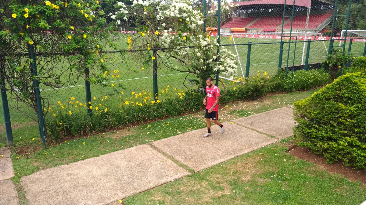 alexguariglia's tweet photo. Daniel Alves, que sentiu dores na região do quadril na vitória sobre a Chapecoense, treina em campo nesta terça-feira. #lanceSPFC https://t.co/RGiljgcMP4