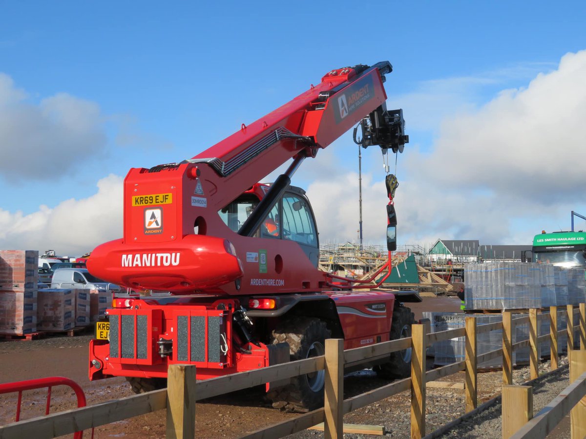 ArdentHire's tweet photo. Our @manitou Rotos are used for different housing projects. Click here for our full range👉https://t.co/adAASJqWi4 #ardenthire #planthire #business #construction #vehicle #machinery #rototelehandler #heavymachinery #telehandler Please retweet and follow!! https://t.co/YEcYJO9Txf