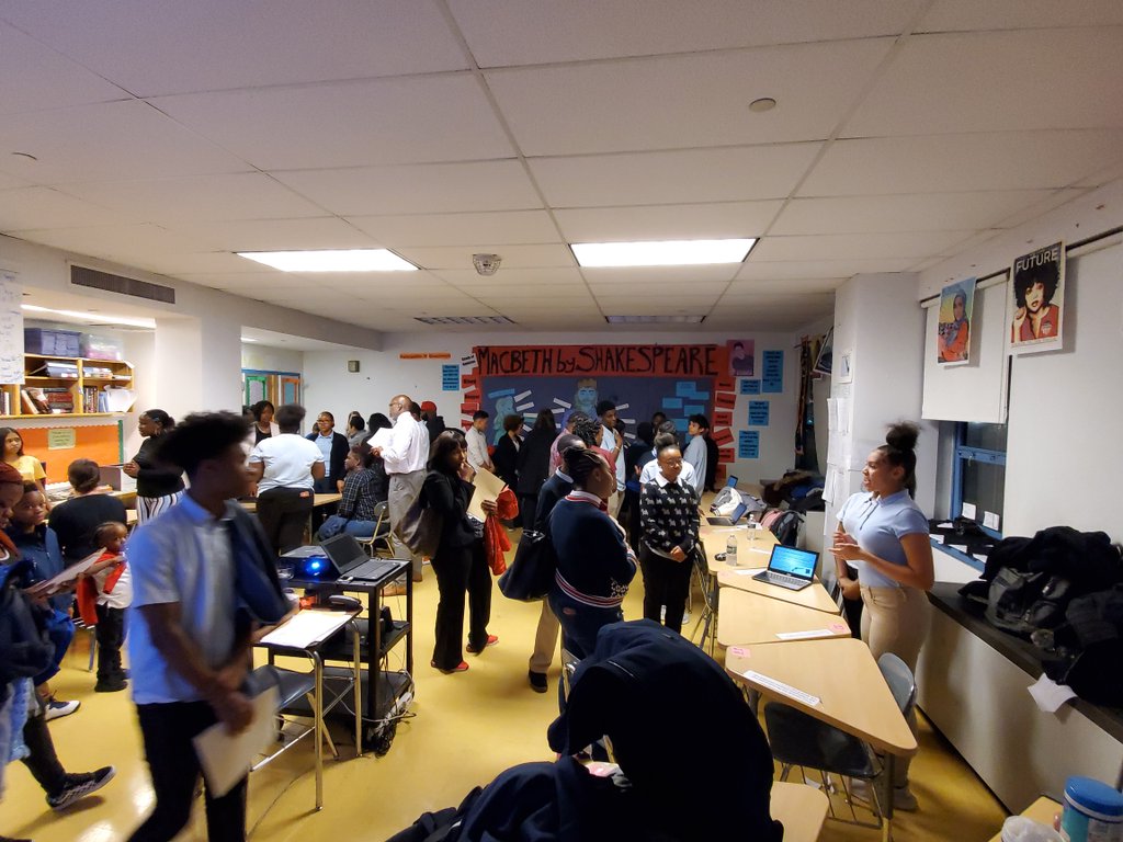 DobaDarris's tweet photo. .@UASLJ students presenting arguments for our annual #ElectionNight event. Great presentations on #GunControl, #Abortion, #BorderControl, etc. All building critical thinking and analysis skills. Throwback to the days of @ALP_NYC! #NextGenLeaders https://t.co/8x2WIqHlup