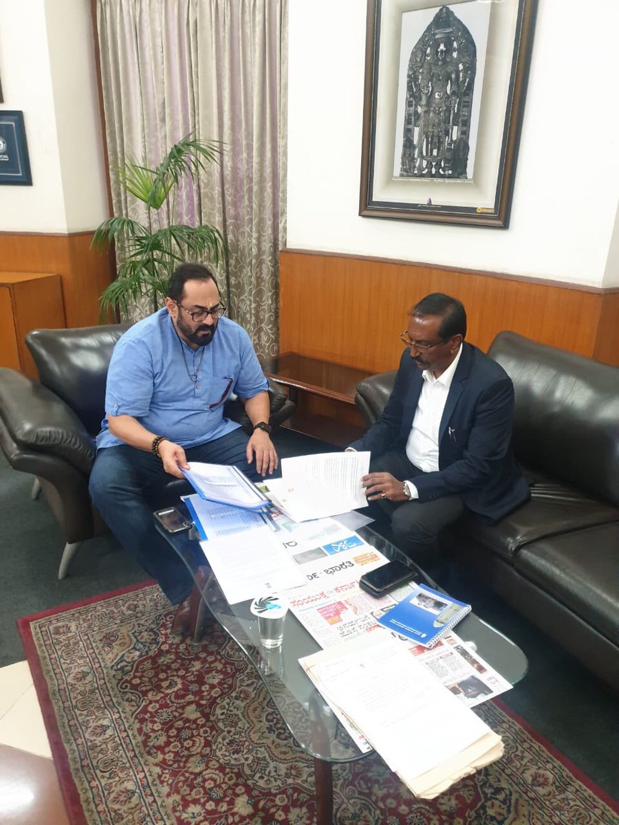 RajeevRC_X's tweet photo. I had promsd RWAs n ctzn grps, every complaint they file with BBMP, I will follow up wth @BBMPCOMM n @CMofKarnataka
Tdy I handed ovr 120 complnts on illegal commlzatn recd from ctzns.I will do this every month n relentlessly followup for imprvd Governance in #NewBengaluru https://t.co/EAMz9swwIr