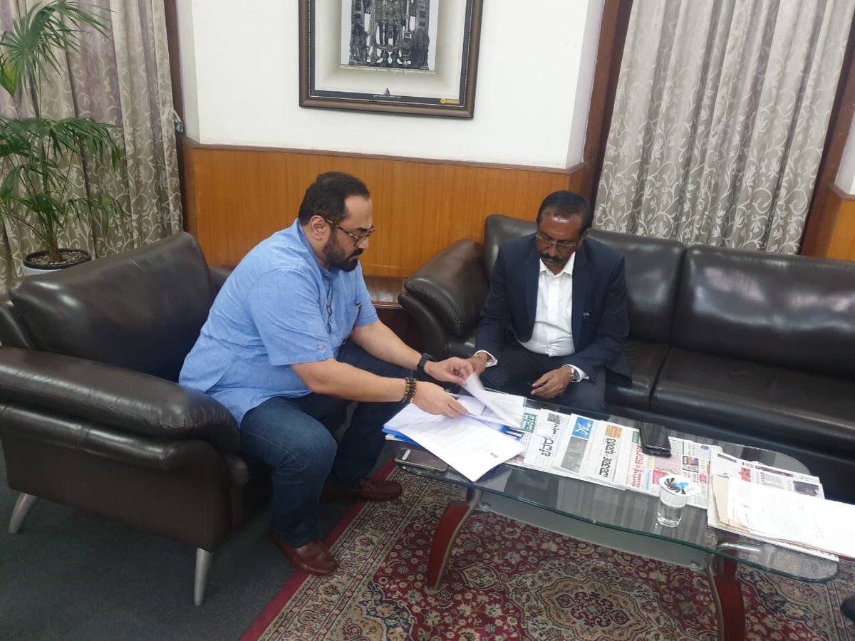RajeevRC_X's tweet photo. I had promsd RWAs n ctzn grps, every complaint they file with BBMP, I will follow up wth @BBMPCOMM n @CMofKarnataka
Tdy I handed ovr 120 complnts on illegal commlzatn recd from ctzns.I will do this every month n relentlessly followup for imprvd Governance in #NewBengaluru https://t.co/EAMz9swwIr
