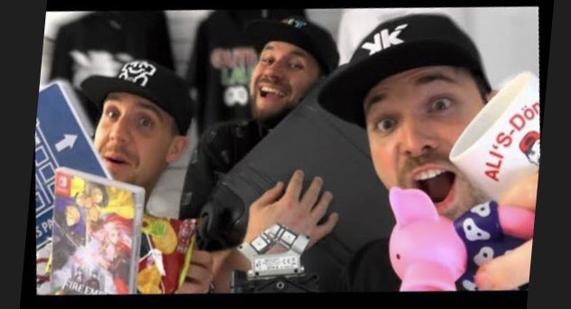 #ASMR with Friends kommt um 21 Uhr von <a href="/kennyKASMR/">kennyK ASMR</a> raus, mit am Start sind ich und <a href="/gutelaunetim/">gutelaunetyp</a> 😬🎉 ich freu mich drauf 😅   <a href="/NerdOverNews/">NerdOverNews / NerdOverTech</a> Salz is auch am Start 😉 aufgenommen haben wir das bei der Eröffnung im neuen #merch laden von <a href="/TKtrendkonzept/">ESport Merch</a> 👌