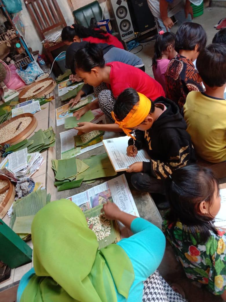 soe_Pacitan's tweet photo. Serunya kakak-kakak kelas 2 belajar di industri pembuatan tempe. https://t.co/q9yRfnyTZR
