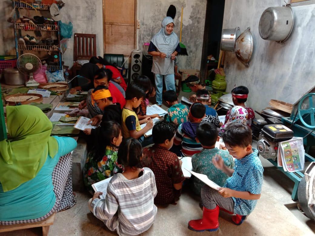 soe_Pacitan's tweet photo. Serunya kakak-kakak kelas 2 belajar di industri pembuatan tempe. https://t.co/q9yRfnyTZR