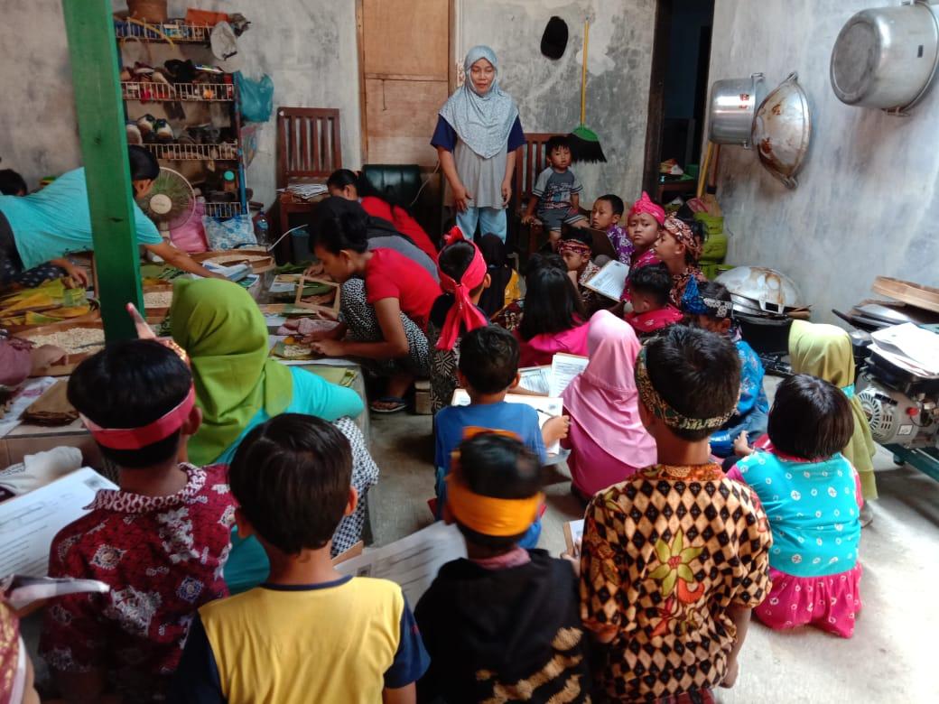 soe_Pacitan's tweet photo. Serunya kakak-kakak kelas 2 belajar di industri pembuatan tempe. https://t.co/q9yRfnyTZR