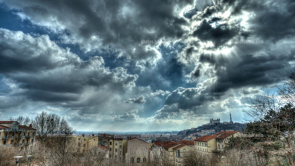 Lyon et la Basilique Notre-Dame de Fourvière (1884) sous un ciel d'automne.
Lyon and the Basilica of Notre-Dame de Fourvière (1884) under an autumn sky.
Pic:<a href="/scangsx/">Jean-Jacques Giordan</a>
#lyon #onlylyon #basilique #eglise #fourviere #automne #paysage #photographie