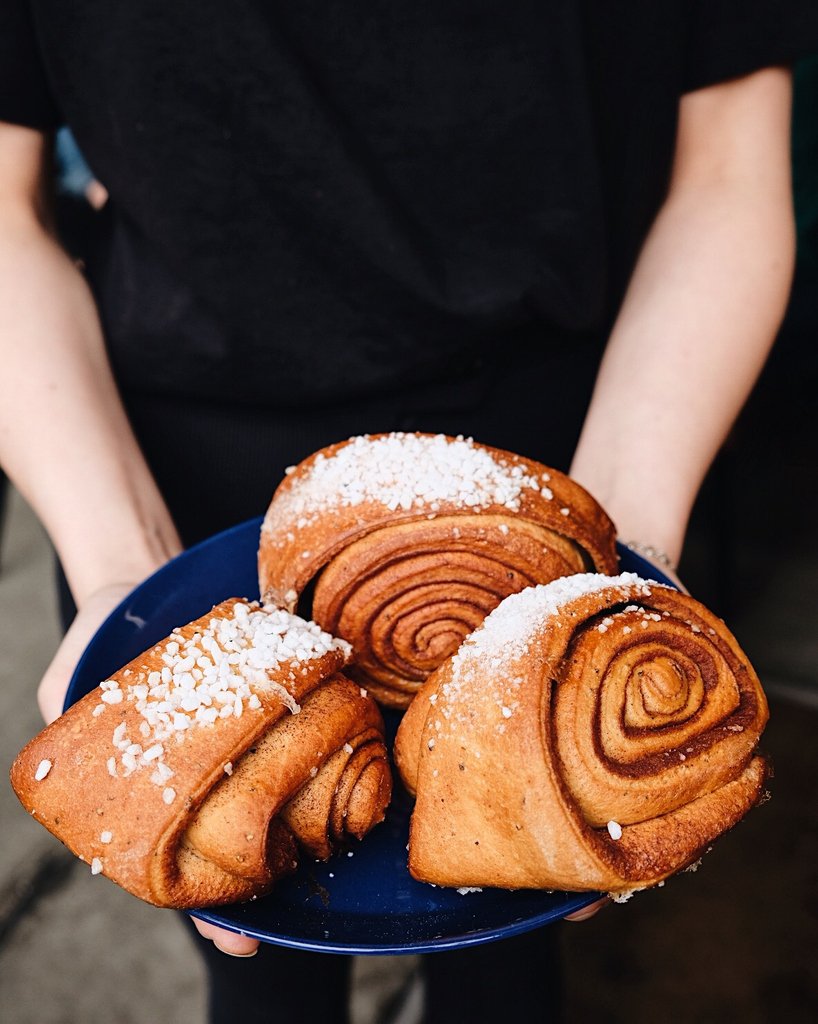nordicbakery's tweet photo. Easily recognised by their generous size, we bake our cinnamon buns on their sides so that the sweet cinnamon and butter filling stays enclosed inside. A sticky, golden glaze gives them a slightly crunchy bite, revealing layers of tightly packed cinnamon⁠ https://t.co/SGcwooUskk