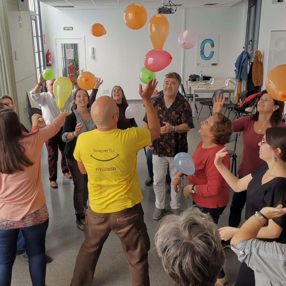 perevirgilicat's tweet photo. @bcn_ajuntament @XavierCleries @aperebrat @Silviabnt @cuidadors @dmalmusi Quina millor manera d'acabar la celebració del #DiaPersonesCuidadores que amb moltes riallades, gràcies a la sessió de risoteràpia de Ramon Hermosín, i compartint experiències amb els cuidadors i cuidadores. Gràcies a tots els participants a la jornada!👏
#CuidatPerCuidar https://t.co/dvLeLeX7NQ