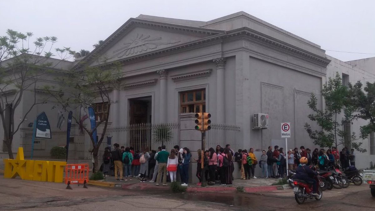 ciudad_uy's tweet photo. Un gran número de sanduceros hacen fila desde primera hora de la mañana para participar del casting de @gottalentuy.

➡️ https://t.co/HLtDek8hH0

#GOTtalent #BuenMartes #Paysandú #uruguaygottalent https://t.co/AXZtF0YZXe