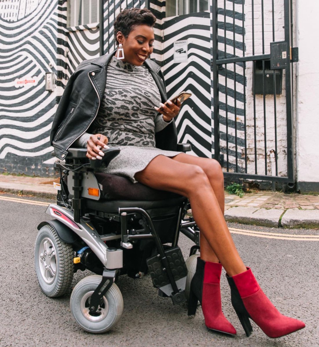 RollinFunky's tweet photo. This sums me up lately.... ๐Constantly busy on my phone. The joys of modern technology.... ๐
Dress @OasisFashion
Jacket @Topshop
Boot @JustFabUK *gifted*
๐ธ @MichaelaEfford
#topshopstyle #oasisfashion #thebootstory #ootd #fashionblogger #disabledmodel #rollinfunky https://t.co/x45XuohO3s