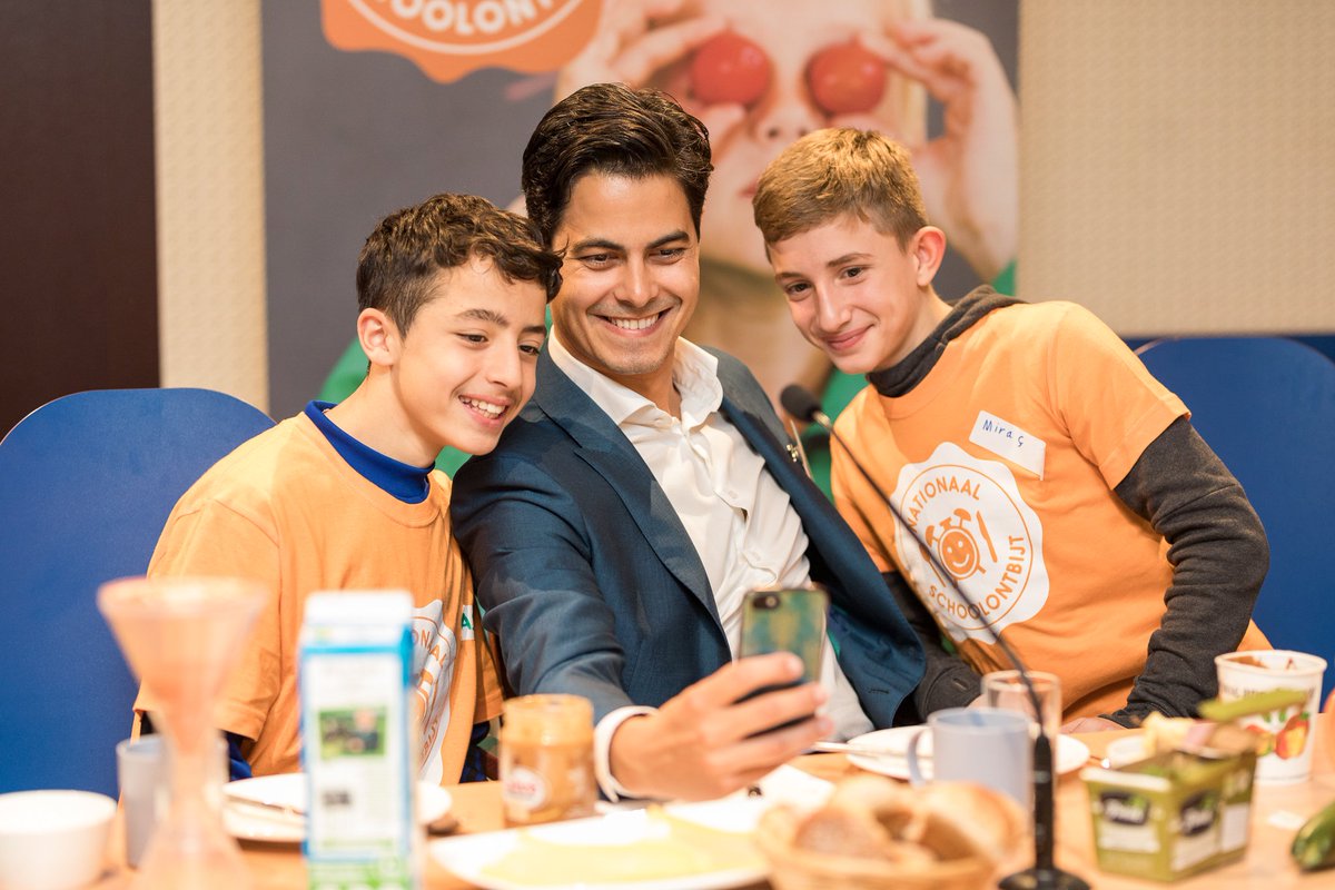 Schoolontbijt's tweet photo. Wat een gezellig Binnenhofontbijt in @ProDemos vanochtend met een klas kinderen, staatssecretaris @PaulBlokhuis en bijna 30 leden van de @EersteKamer en Tweede Kamer! https://t.co/VN5gagyAbI