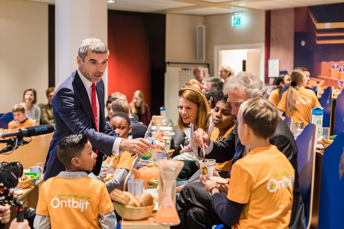 Schoolontbijt's tweet photo. Wat een gezellig Binnenhofontbijt in @ProDemos vanochtend met een klas kinderen, staatssecretaris @PaulBlokhuis en bijna 30 leden van de @EersteKamer en Tweede Kamer! https://t.co/VN5gagyAbI