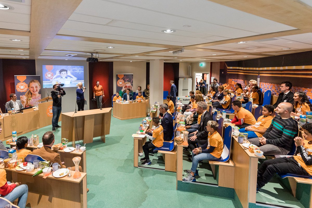 Wat een gezellig Binnenhofontbijt in <a href="/ProDemos/">ProDemos - Huis voor democratie en rechtsstaat</a> vanochtend met een klas kinderen, staatssecretaris <a href="/PaulBlokhuis/">Paul Blokhuis</a> en bijna 30 leden van de <a href="/EersteKamer/">Eerste Kamer der Staten-Generaal</a> en Tweede Kamer!