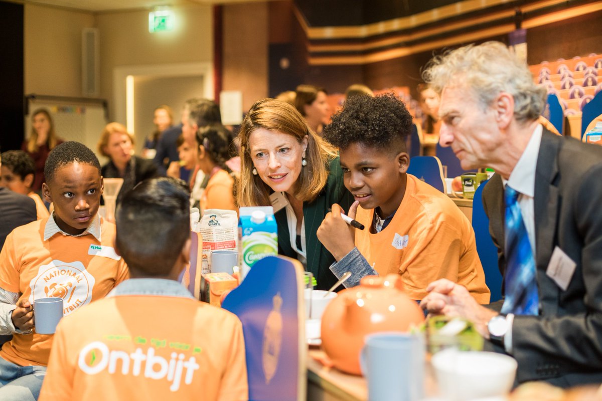 Schoolontbijt's tweet photo. Wat een gezellig Binnenhofontbijt in @ProDemos vanochtend met een klas kinderen, staatssecretaris @PaulBlokhuis en bijna 30 leden van de @EersteKamer en Tweede Kamer! https://t.co/VN5gagyAbI