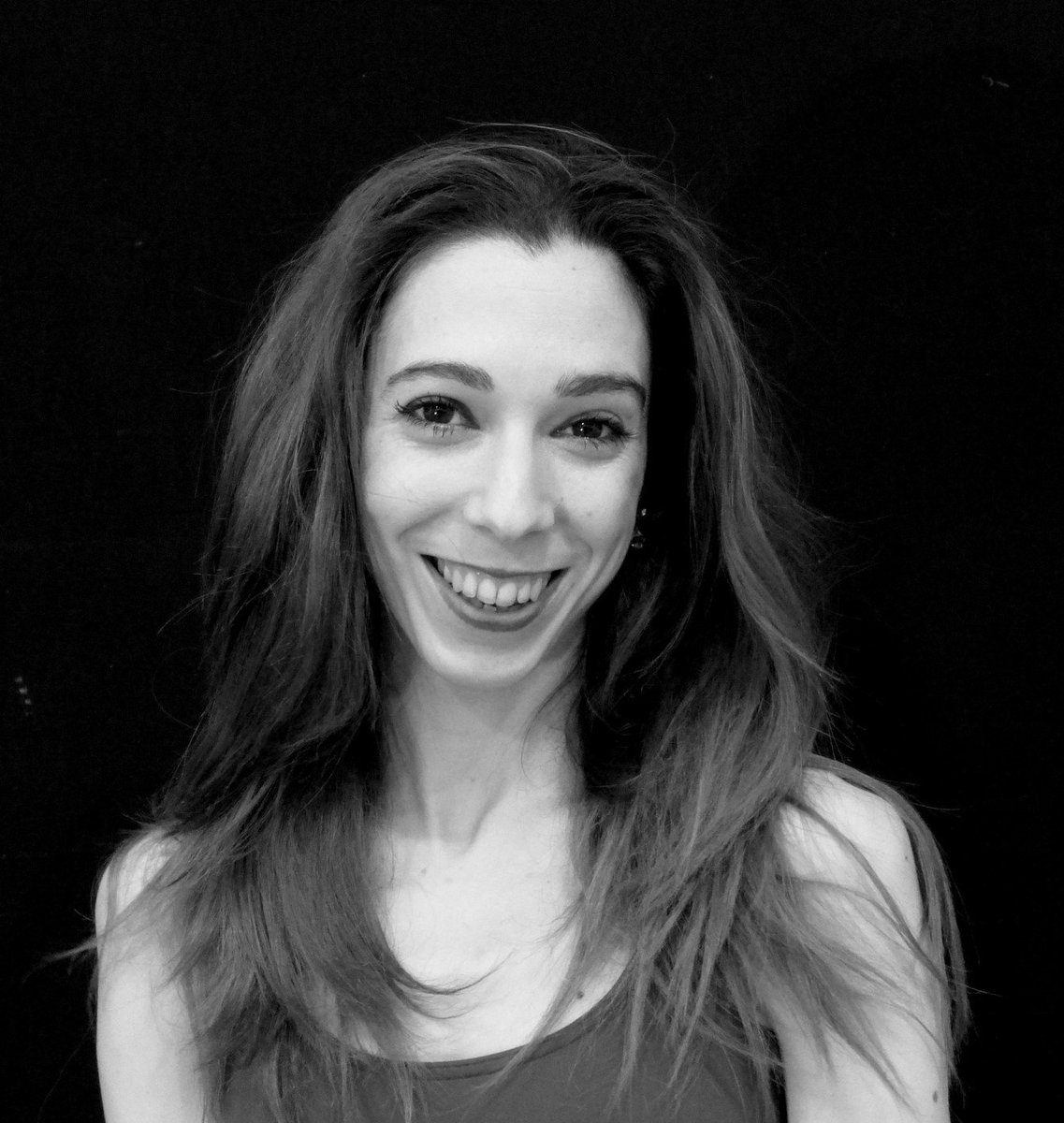 Fuescyl's tweet photo. Jara Talavero Blanco es licenciada en Filosofía @unicomplutense y graduada en DClásica  @CPDCarmenAmaya. Después ha  bailado en compañías internacionales ¡Y ahora tenemos la suerte de que sea nuestra profe de clásico en #EPDCYL Valladolid! 👉https://t.co/JcQB8cYd2y @AMPAepdcylva https://t.co/0yIrWqurIj