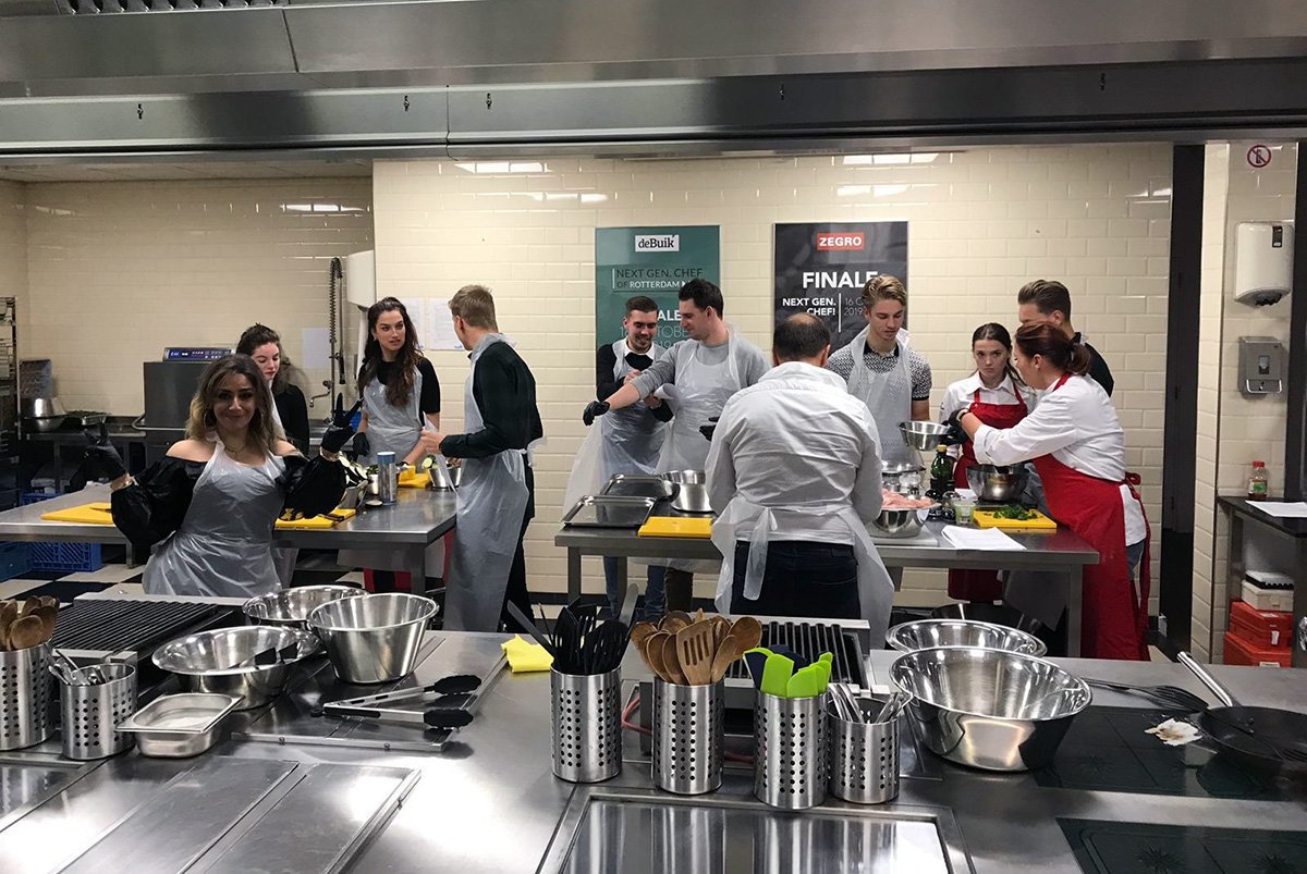 STRATTPLUS's tweet photo. Teambuilding in de Italiaanse keuken! We kijken terug op een geslaagde en sfeervolle avond waarbij samenwerking en een echte Italiaanse maaltijd centraal stonden.
#teambuilding #workshop #italian #food #gezelligheid #teamuitje #strattplus #samenwerking #rotterdam https://t.co/E81xOKReJg