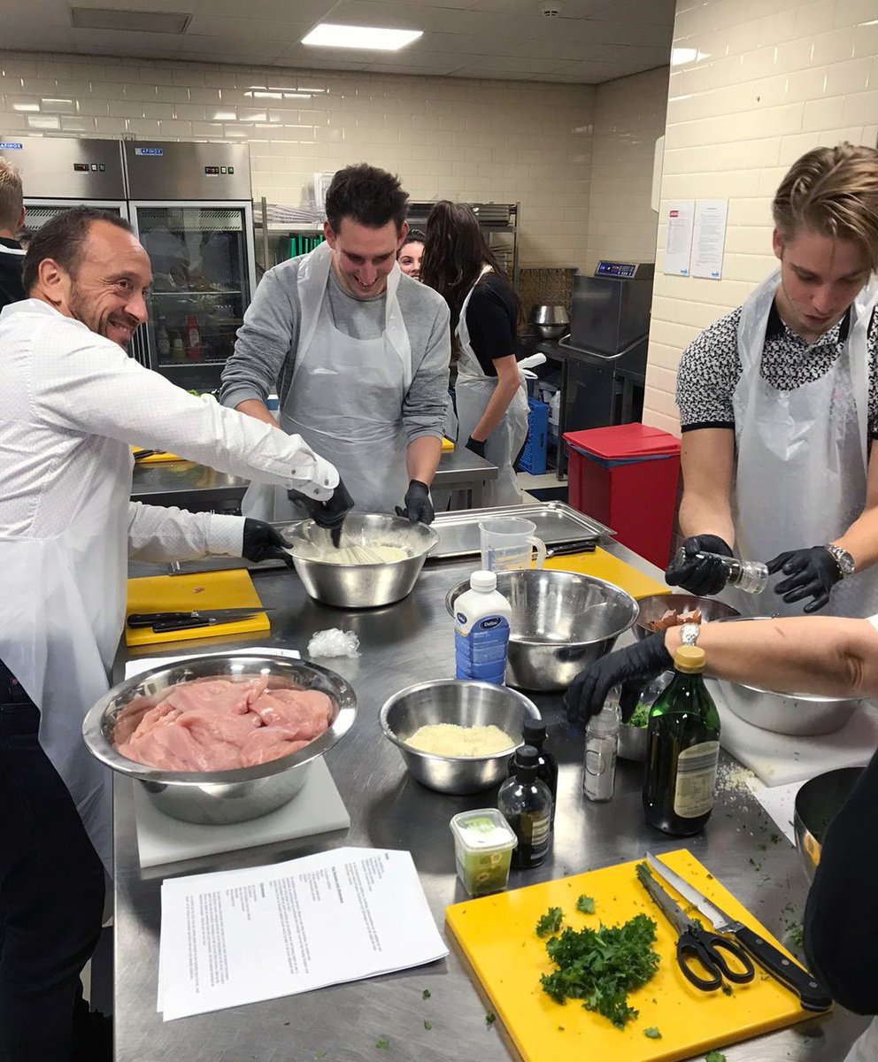 STRATTPLUS's tweet photo. Teambuilding in de Italiaanse keuken! We kijken terug op een geslaagde en sfeervolle avond waarbij samenwerking en een echte Italiaanse maaltijd centraal stonden.
#teambuilding #workshop #italian #food #gezelligheid #teamuitje #strattplus #samenwerking #rotterdam https://t.co/E81xOKReJg