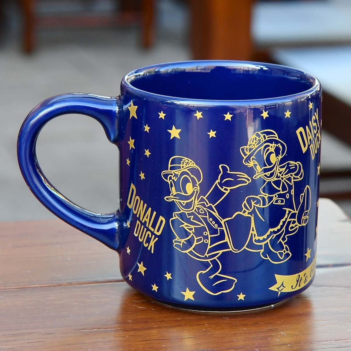 MezzoMikiD's tweet photo. 金色に輝く『イッツ・クリスマスタイム！』デザイン！
東京ディズニーシー
“ディズニー・クリスマス2019”
スーベニアグッズ付きメニューを紹介☆
詳しくは→https://t.co/Xxcp3NKbGZ https://t.co/COscVo8Shp