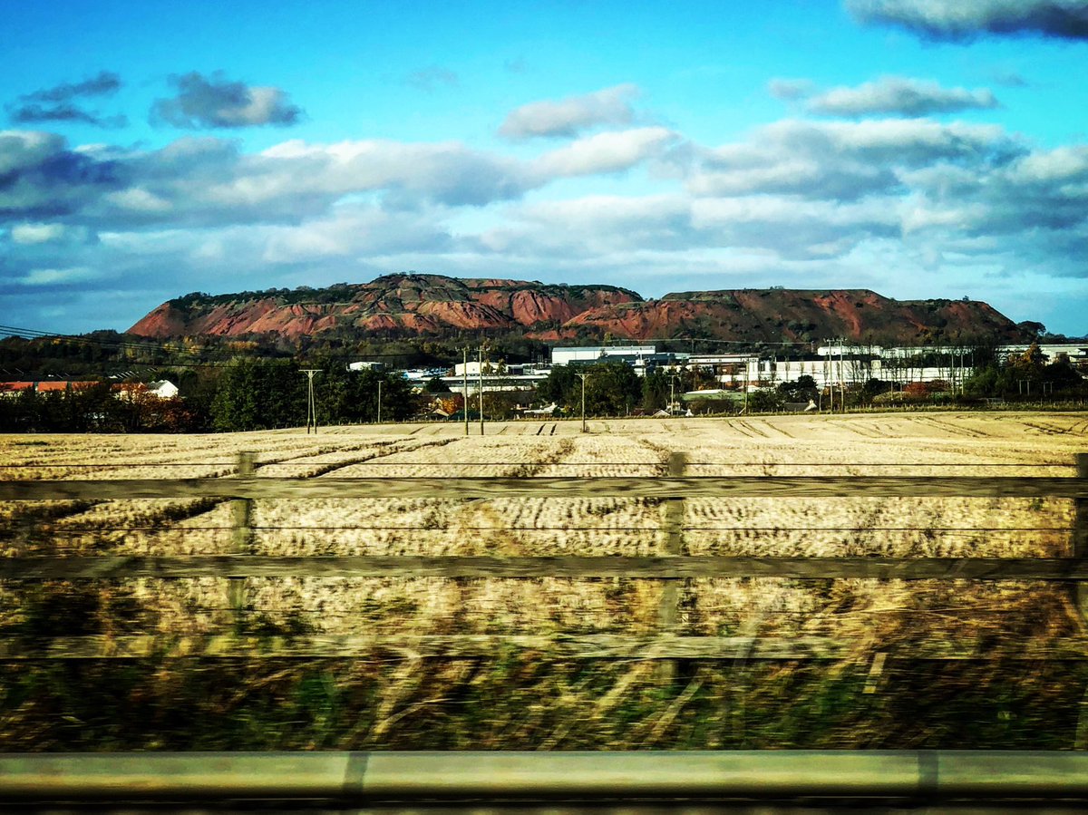RobTheBass's tweet photo. Somewhere on the M8 near Livingston. Looks like Ayers Rock to me... #notayersrock #gigtourist https://t.co/snuW7Zxejp