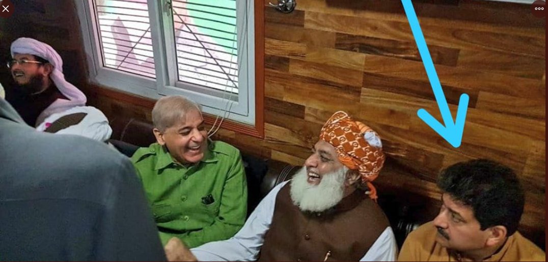 SyedaSaba12's tweet photo. Meray Pass bhi Tum Ho 😋👇
#FazalDherna #FazlurRehman #MerayPassTumHo #PoliticalDrams #PakiDramas #meraypasstumho #NSZarNexus #ThankyouMianSannp https://t.co/TcBiHMnDv1