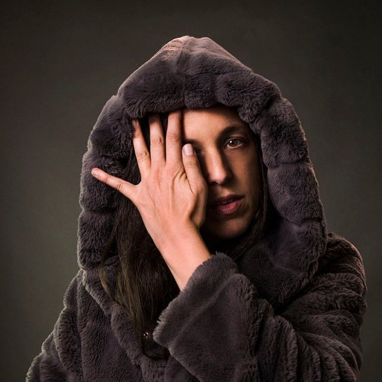 DEGENERAR LA NORMA HASTA QUE SOLO QUEDE MÚSICA

Poner en tensión la dramaturgia y las formas literarias. En esta entrevista <a href="/ArianaHar/">Ariana Harwicz</a> reflexiona sobre las posibilidades de los soportes y los procedimientos de la escritura

revistallegas.com.ar/entrevistas/en…