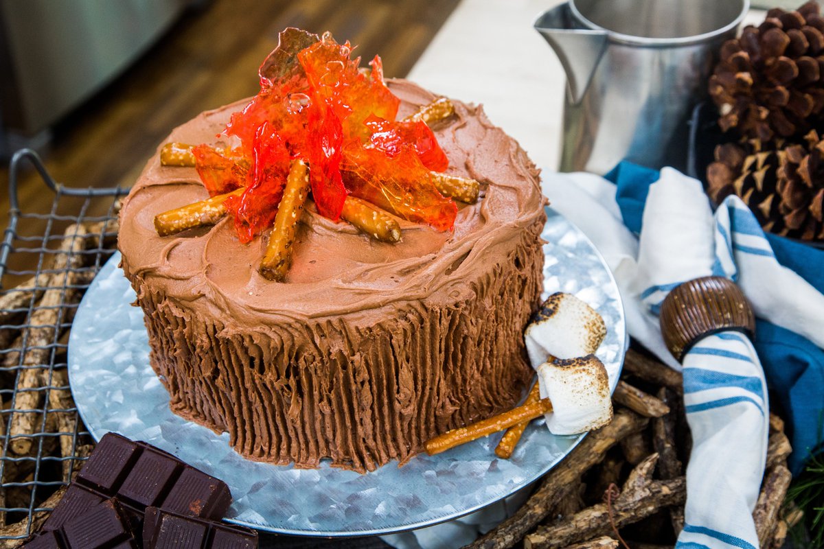 Miascakes3's tweet photo. happy bonfire night 
we have a some explosive offers on we have 50% off all bonfire themed cakes,But only for the next 24 hours. 
SO GET THEM OFFERS WHILE THEY LAST!!! https://t.co/QHZltNhZf0