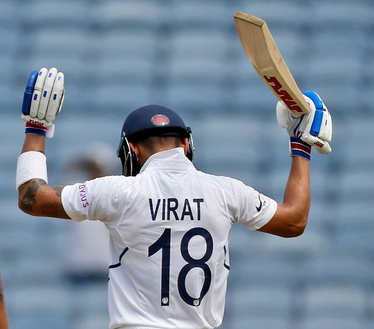 VijayDHFM7's tweet photo. #HappyBirthdayViratKohli https://t.co/YlcQmMG5TA
