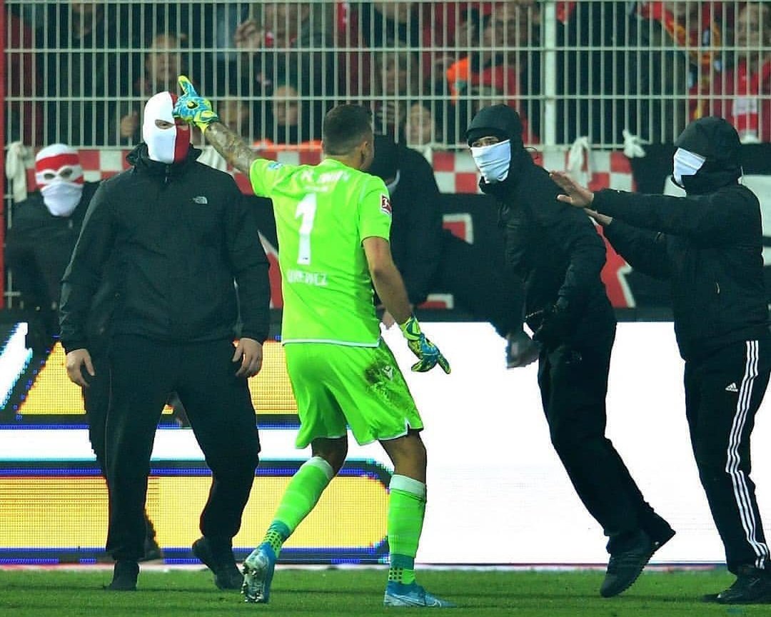 yoweslahjes's tweet photo. Invasi Turun lapangan,Melakukan Tindakan kekerasan itu tidak Dibenarkan.

Tapi menjadikan hal diatas sebagai alasan keterpurukan sepakbola di sebuah negara itu malah sama sekali tidak benar.Lantas siapa yang salah atas keterpurukan teraebut? https://t.co/bNhriMhUor