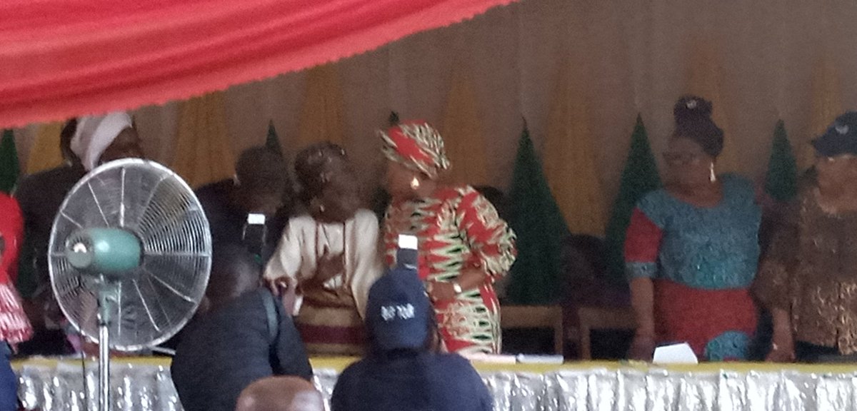 BakareLukman11's tweet photo. #BAFTours
#EreluToursEkiti
Erelu Bisi Fayemi at Ikere-Ekiti LG
#Ikere #Ise #Emure
H.E, the Wife of Ekiti State Governor, @bisiafayemi was at Ikere Local Govt as part of #EreluToursEkiti.
Her Excellency was received with cheers at Ikere City Town Hall, Ikere-Ekiti.
@purrples https://t.co/O1EpS1tftN