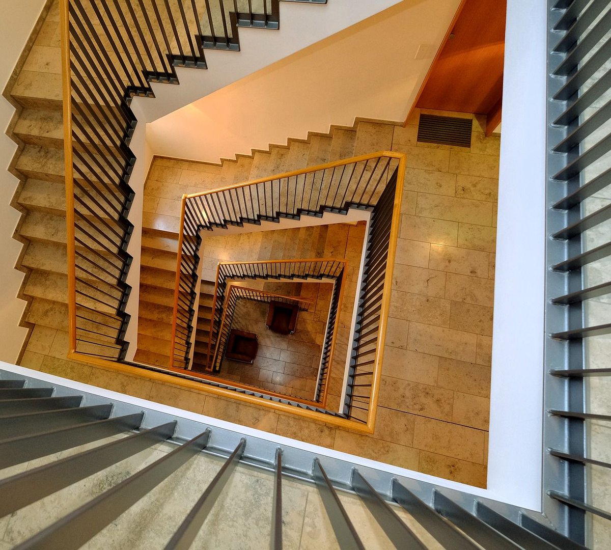 FabiKraemer's tweet photo. Ein Mehrparteietreppenhaus kann ebenfalls nicht nur technisch korrekt ausgeleuchtet sein -> durch die richtige Planung wirkt es freundlich und versprüht den richtigen Charme.
#lightplanning #bauherren #Bauherr #interiorinspo #lichtarchitektur #homedecor #hausbau #treppen https://t.co/lGL1XwEWIA