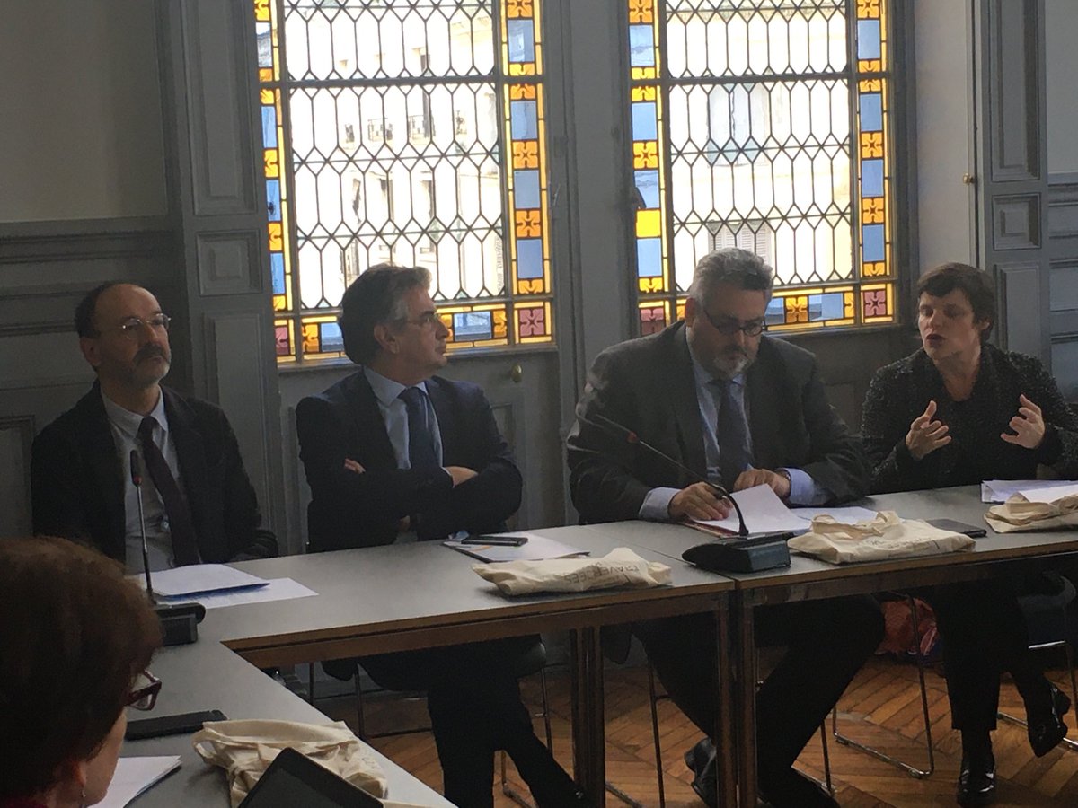 olivierbianchi1's tweet photo. Je préside la réunion à Poitiers de la commission culture de ⁦@France_urbaine⁩ en présence d  ⁦Alain Claeys maire de Poitiers et Isabelle Chardonnier du ministère de la culture et les collègues à la culture des grandes villes de France https://t.co/TUIMtRxW7a