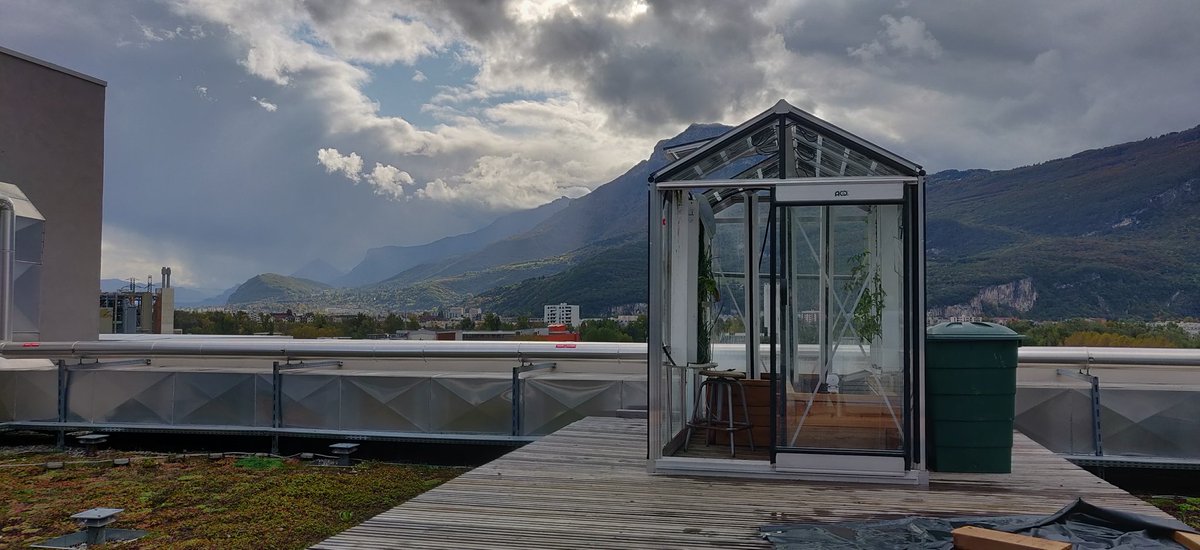 Hauteurs_UGA's tweet photo. Une serre connectée, munie de panneaux solaires 🌞, un système d'aquaponie 🐟, de la culture hors sol 🌱 : la serre ASAC c'est tout ça mais aussi une plateforme pédagogique autour d'un projet d'agriculture autonome fédérant 8 filière et 2 établissements Grenoblois 🤩 #FormIDEX https://t.co/HzQSl8Wp40