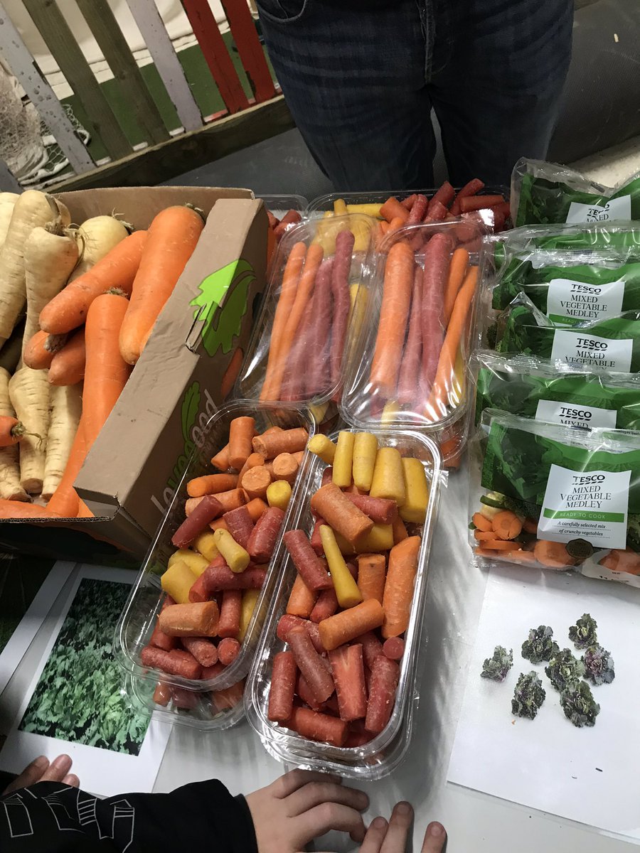 RHETFife's tweet photo. Kettle Produce with rainbow 🌈 carrots 🥕 and @CapshardPS @FifeEduTeam @Lewis_figo #vegforlife #HealthyFood #vegetables #balanceddiet https://t.co/BSs7xQQ2bd