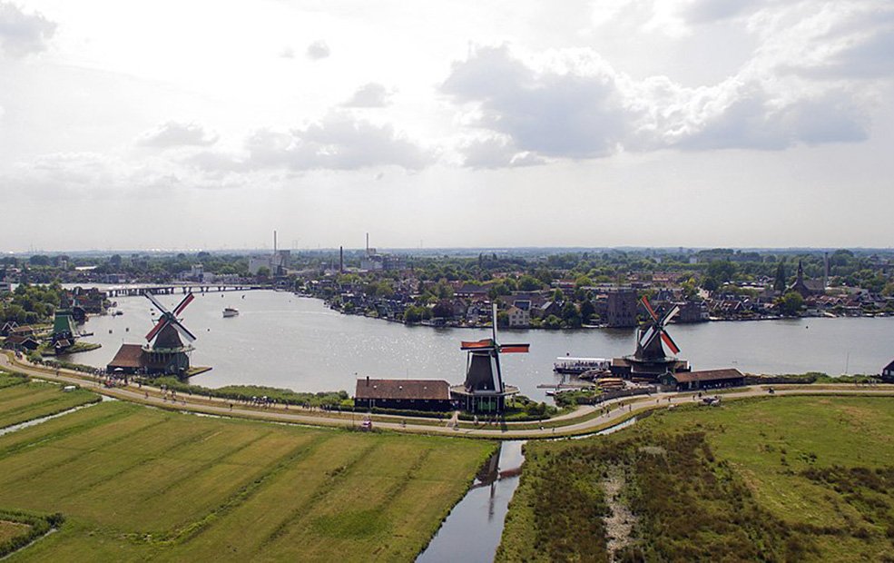 KilsanBlog's tweet photo. Zaanse Schans, Hollanda’nın sanayi bölgesi Zaan’daki eski yel değirmenleri ve evlerin taşınmasıyla kurulmuş bir proje köy. 18. ve 19. yüzyıllarda Zaan bölgesinde yaşayan topluluğu günümüze taşıyan köy... https://t.co/kVCBeE516h https://t.co/CILreGmYp3
