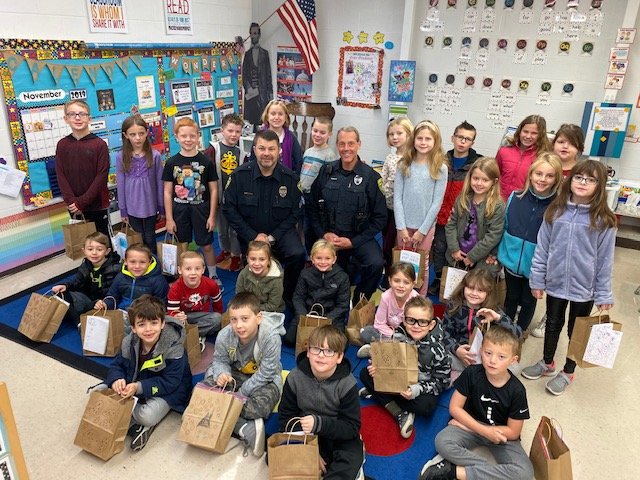 RedwoodALCS's tweet photo. Redwood Student Council donates “Cookies for Courage” to the Avon Lake Police Department! https://t.co/JeDCE6K8t5