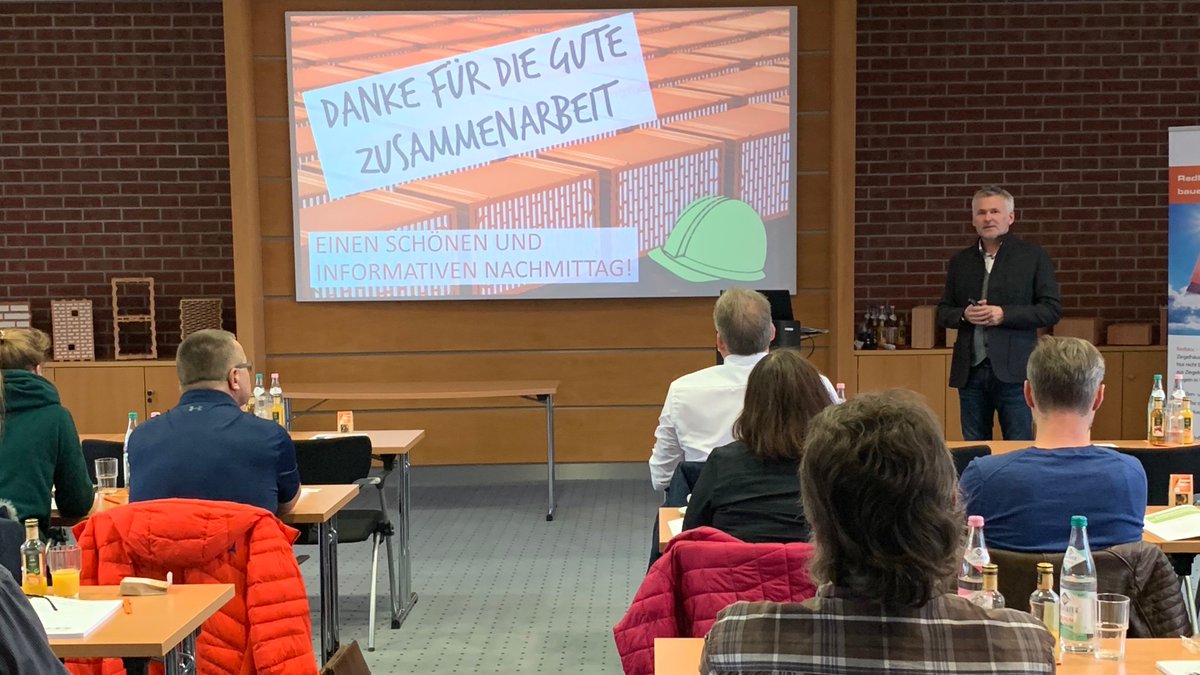 SchlagmannT9's tweet photo. Heute war Startschuss unserer #Baufachtage in #Zeilarn. 1 Monat touren wir nun durch #Süddeutschland mit #Mauerwerksthemen-Themen wie #Schallschutz im #Hochbau, #GEG und #Luftdichtheit, #Redbloc und mehr. Programm+Anmeldung: https://t.co/9niwsfXC3I https://t.co/zvWXIV2Sep