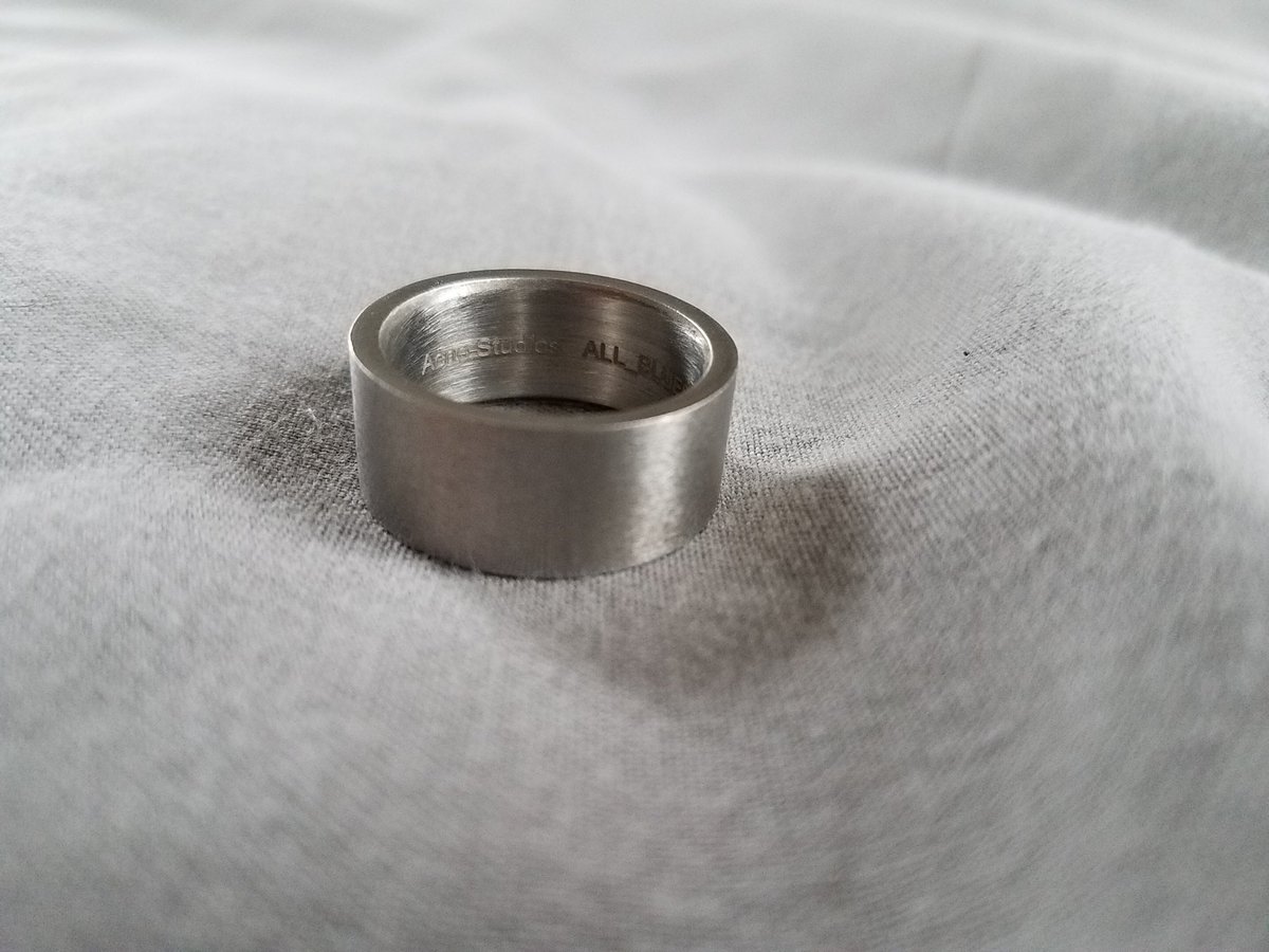 MrRobinDavies's tweet photo. Lost ring on Flight AY0074 seat 23A. 
And it looks like this 
Please help @Finnair @FinnairHelps https://t.co/mTPkJ9Tn8R