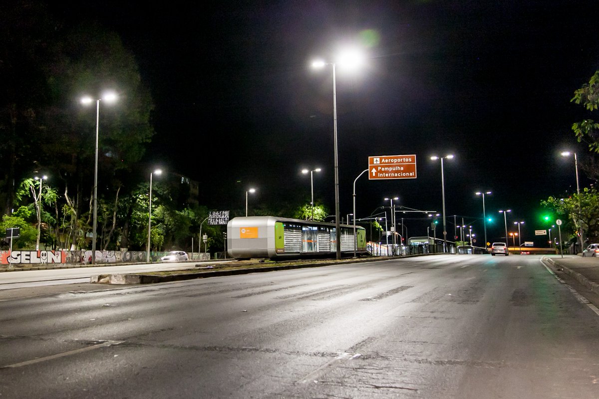 BHIPOficial's tweet photo. A Av. Antônio Carlos, principal artéria de trânsito da regional da Pampulha, já conta com iluminação LED. Como seu feixe é direcionado para o chão, ela apresenta menor poluição luminosa, tem menor índice de ofuscamento e duram três vezes mais que as convencionais.
#BHIP https://t.co/5LeEbMcnFj