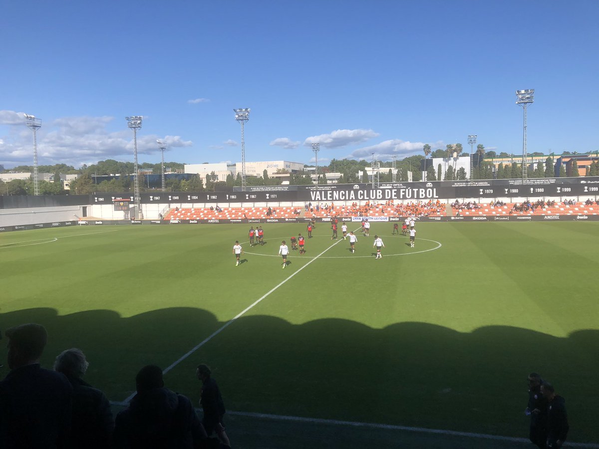 jorgeruve's tweet photo. Finaliza la primera mitad en el Antonio Puchades 🌟🦇
El equipo entrenado por Miguel Ángel Angulo ha sido muy superior al conjunto francés, que no ha tirado entre los tres palos.
Jesús Vázquez, el más destacado. 
#VCFLille
#UEFAYouthLeague https://t.co/ycj57VQxfE